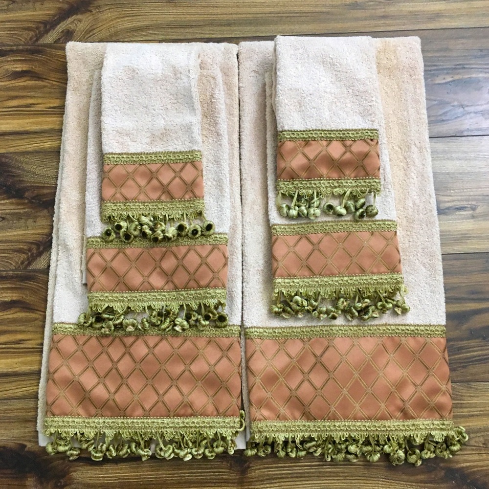 EUC 6pc. Decorative Towel Set Home Staging